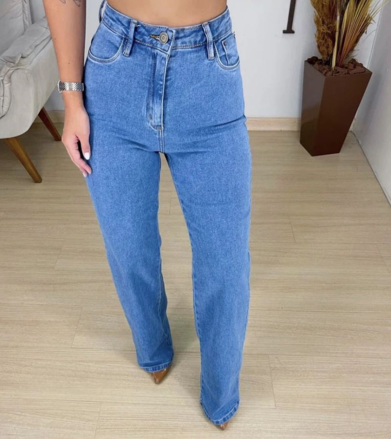 Calça jeans wide leg azul claro pantalona